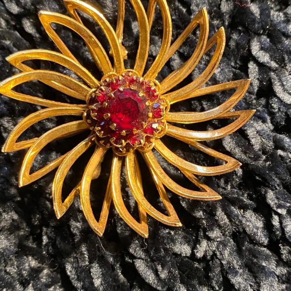 VINTAGE SARAH GLO /FLORAL GOLD TONE BROOCH AND EARRINGS